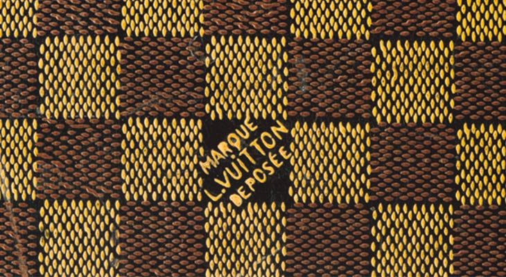 Un dipinto digitale di un logo louis vuitton con fiori sulla parte  superiore.