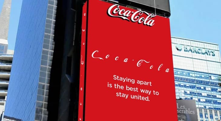 L'affissione Coca Cola in Time Square - Logotipi distanziamento sociale